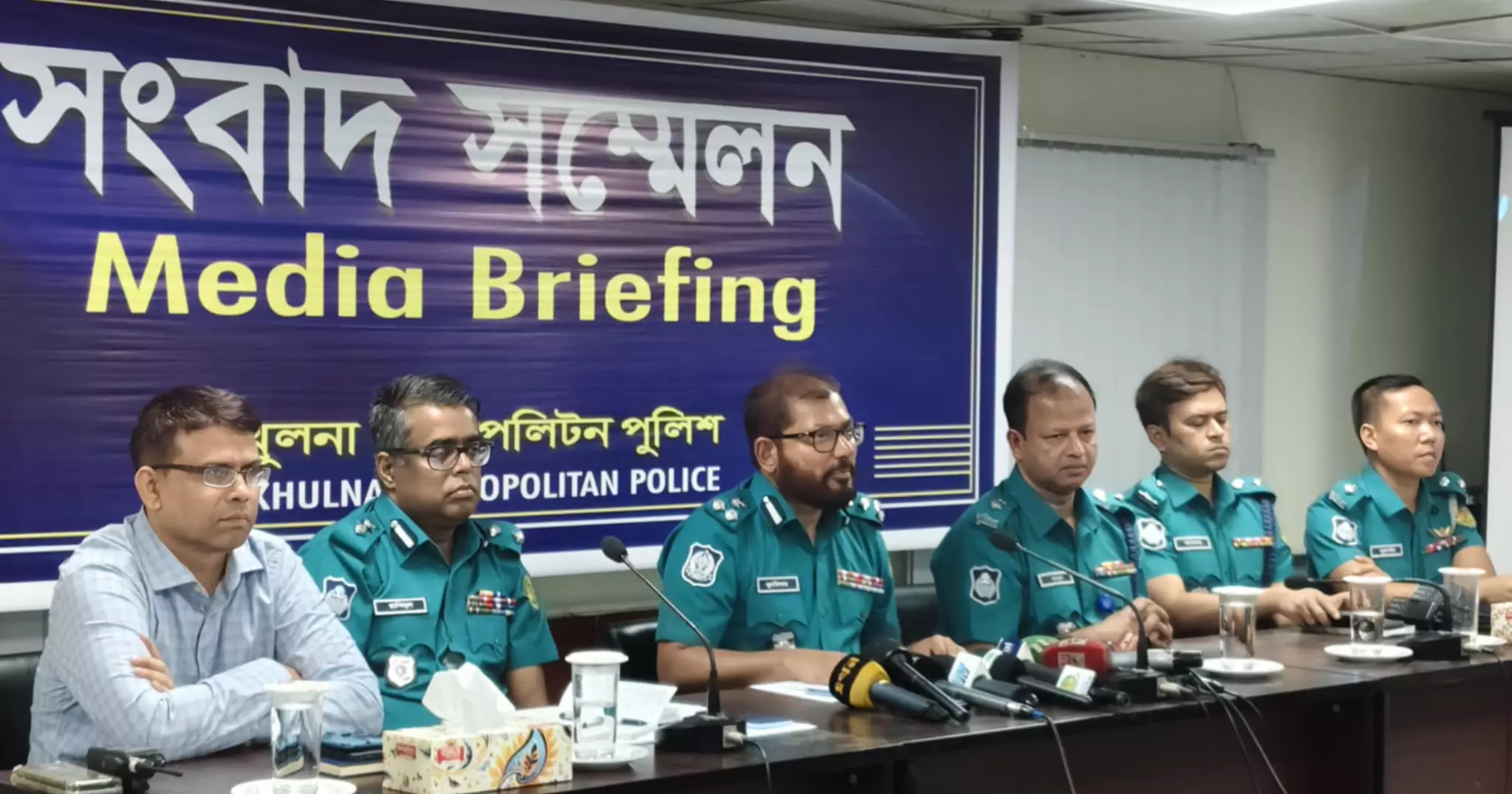 পুলিশকে দূরে ঠেলে দিবেন না: কেএমপি কমিশনার