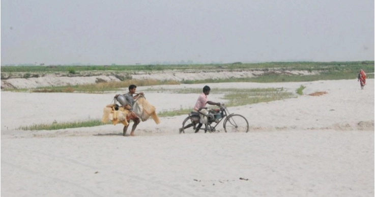 শুকিয়ে যাওয়া তিস্তার বুকে লাখো মানুষের হাহাকার