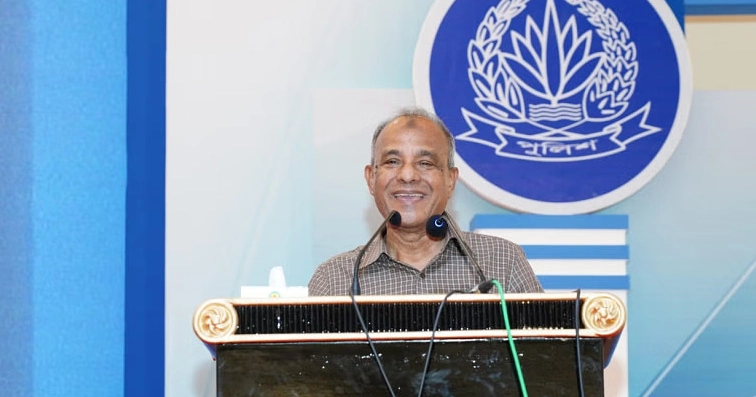 জনবান্ধব পুলিশ হিসেবে নিজেদের গড়ে তুলতে হবে: স্বরাষ্ট্র উপদেষ্টা