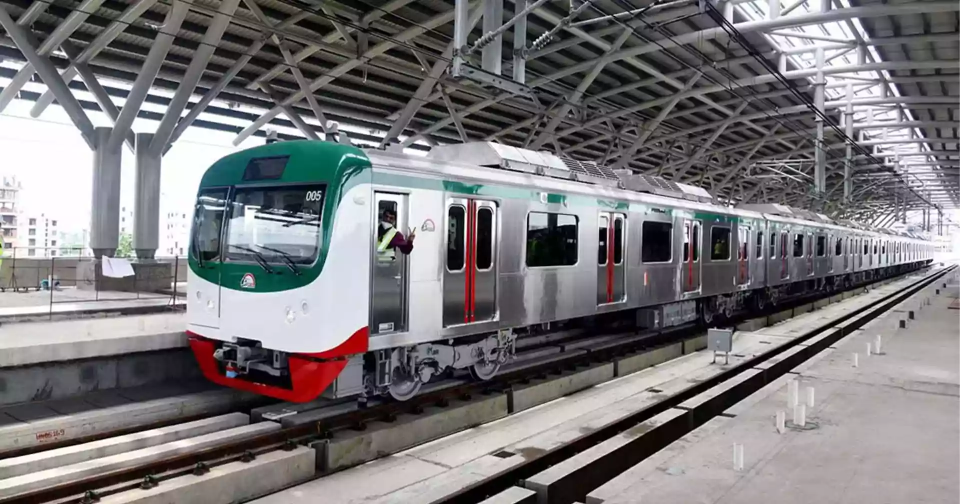 বিয়ারিং প্যাড পড়ে পথচারীর মৃত্যু, মেট্রোরেল চলাচল বন্ধ