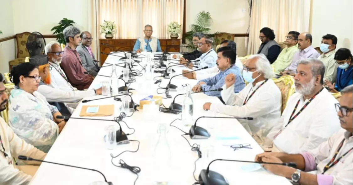 ১৩ রাজনৈতিক দলের সঙ্গে বৈঠক করছেন প্রধান উপদেষ্টা