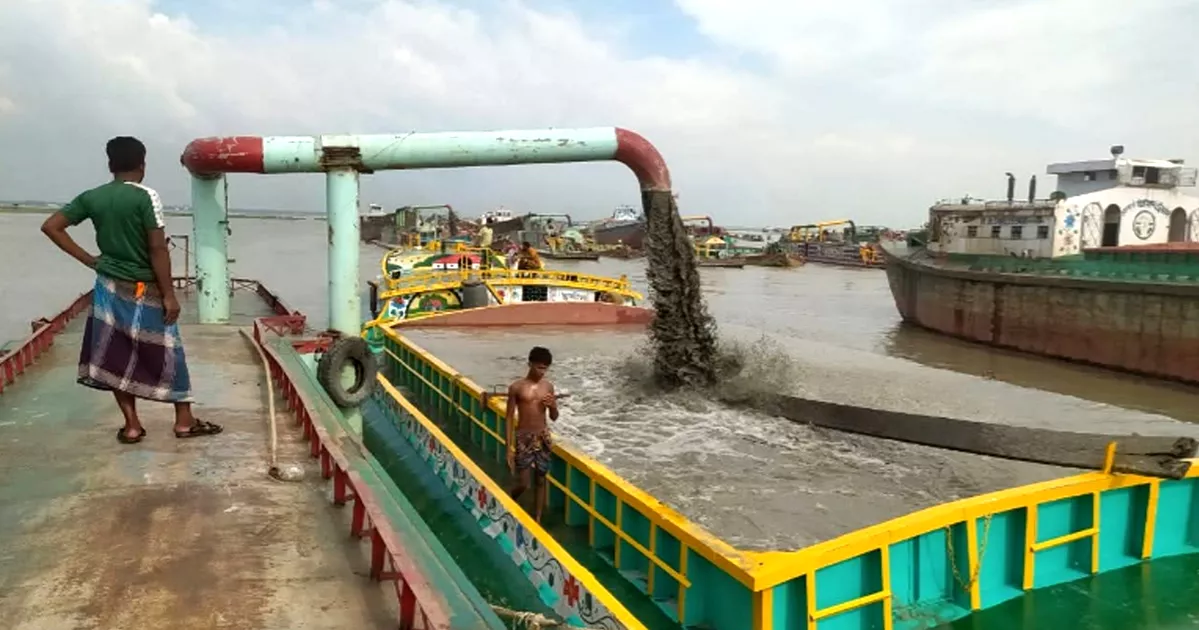 মেঘনার পাড় ঘেঁষে বালু উত্তোলন: হুমকিতে বাঁধ, আতঙ্কে স্থানীয়রা