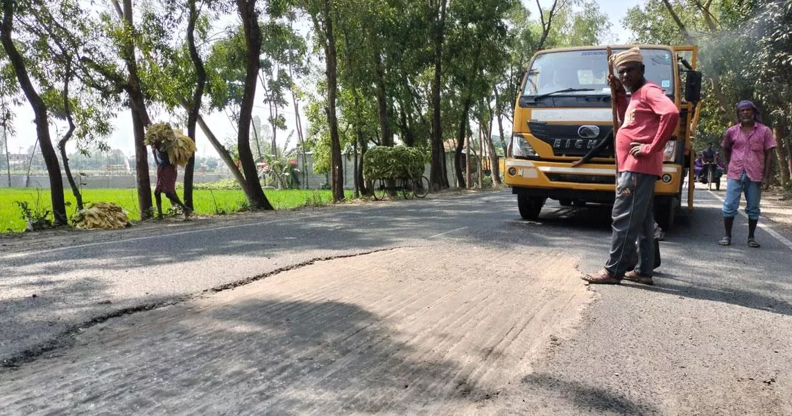 সংস্কারের চার মাসেই নষ্ট রংপুর-সৈয়দপুর সড়ক, উঠছে কার্পেটিং