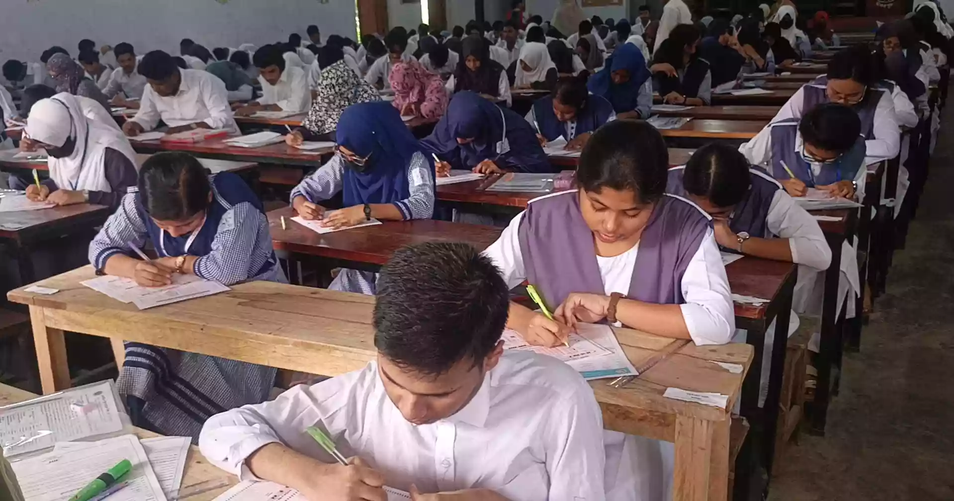 দিনাজপুর বোর্ডে এইচএসসির প্রথম দিনে অনুপস্থিত ১৯৩৭ পরীক্ষার্থী