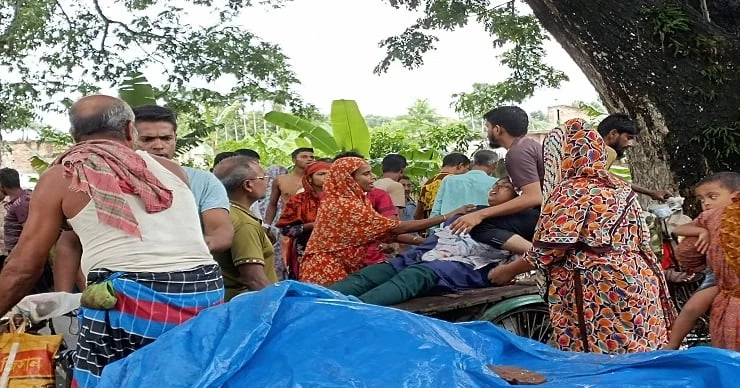 সাতক্ষীরায় বাসের ধাক্কায় ইজিবাইকযাত্রী শিশুর মৃত্যু, আহত ৫