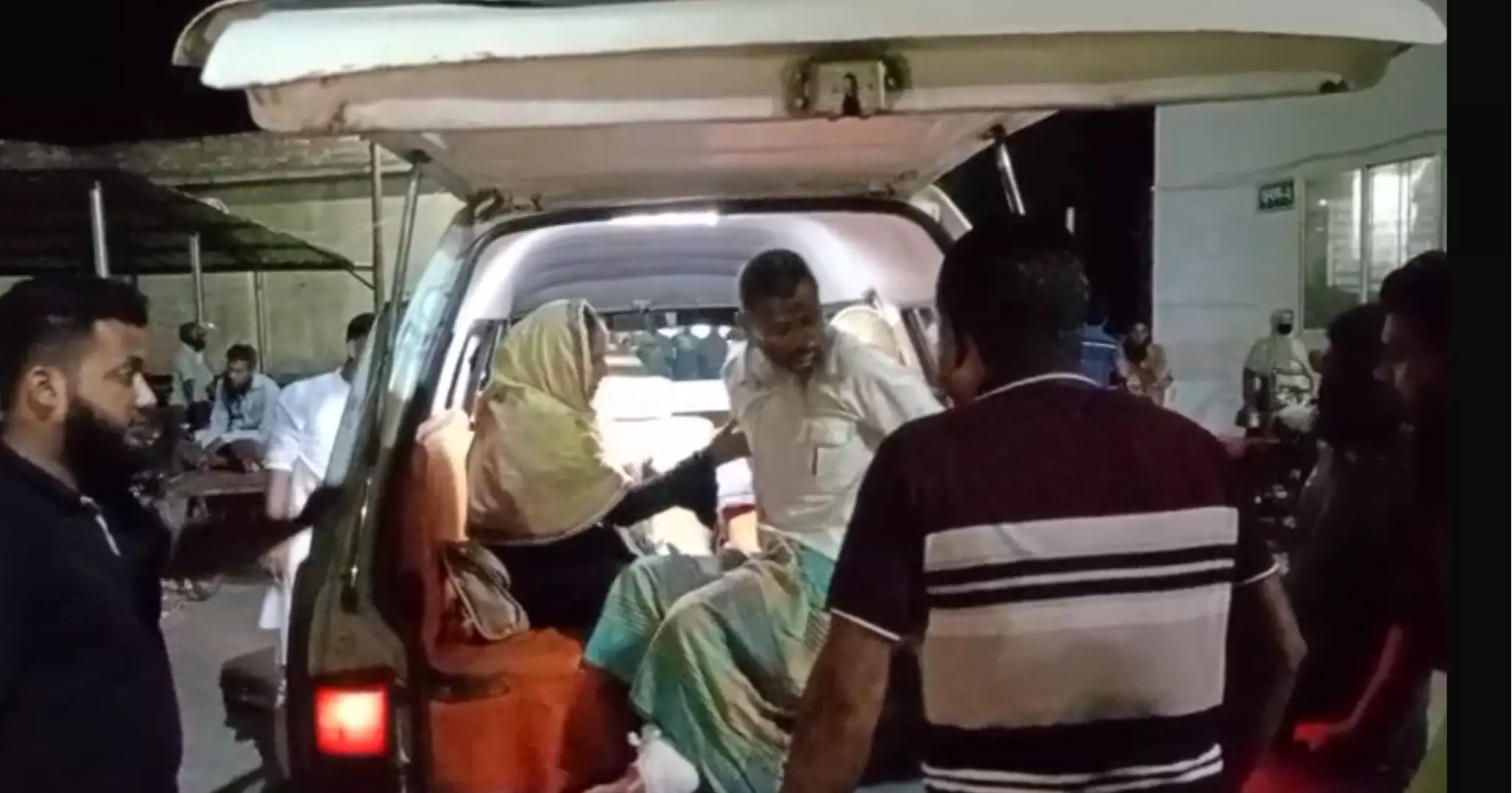 ফরিদপুরে বাজার নিয়ন্ত্রণ ও আধিপত্য বিস্তার নিয়ে সংঘর্ষ, আহত ৩০