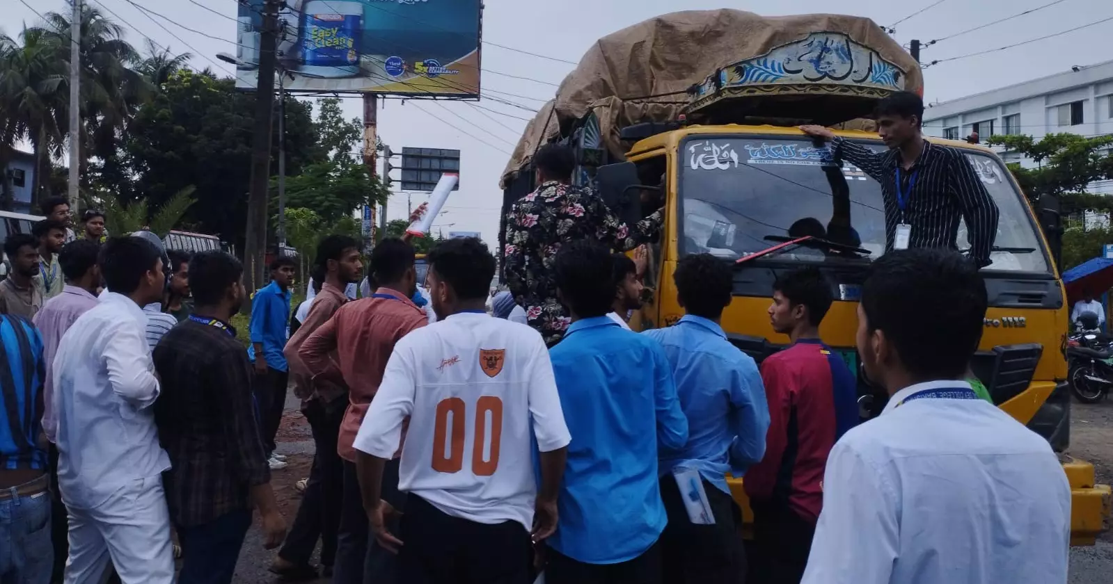 শিক্ষামন্ত্রীর পদত্যাগ দাবিতে আজও বরিশালে মহাসড়ক অবরোধ