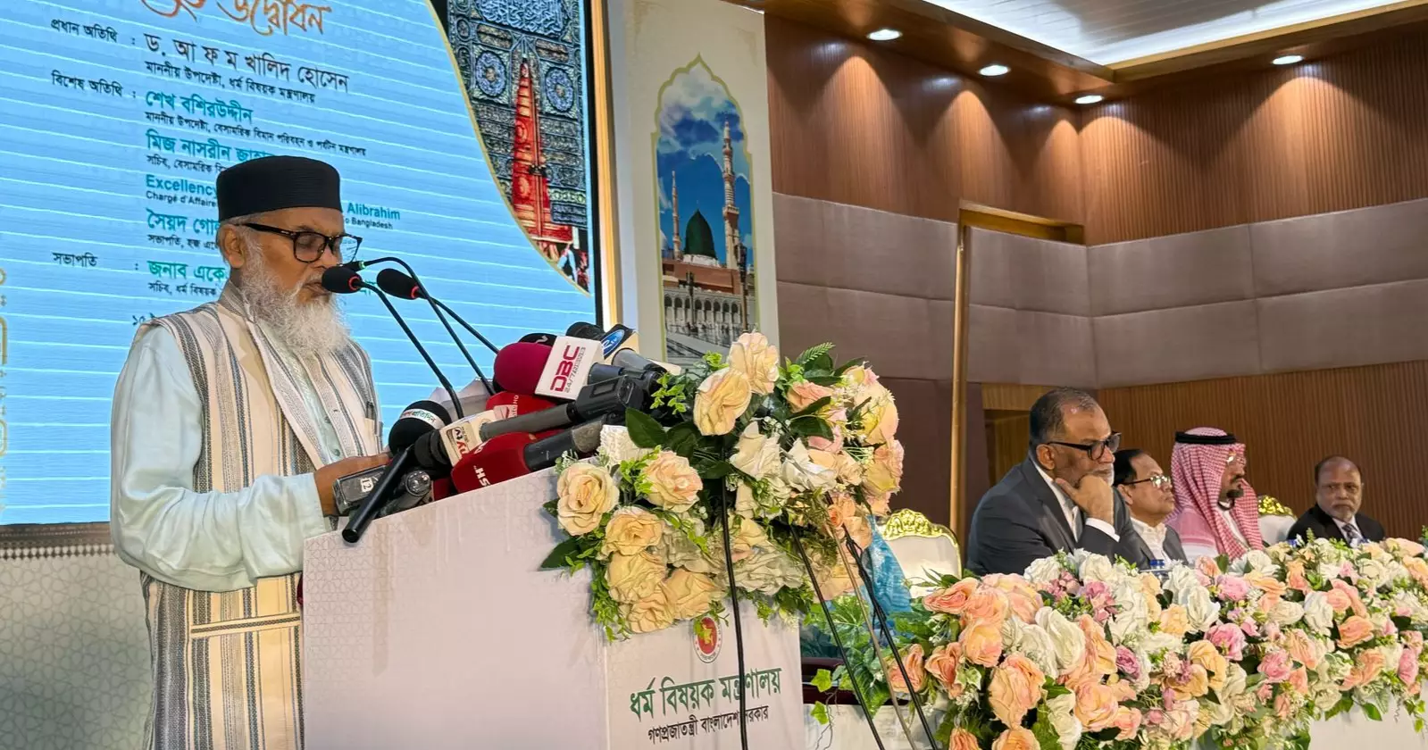 হজ ফ্লাইট উদ্বোধন করলেন ধর্ম উপদেষ্টা