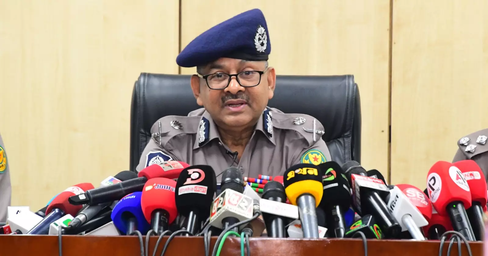 ঢাকায় ৩৭টি ভোটকেন্দ্র ঝুঁকিপূর্ণ, থাকবে বডি ক্যামেরা: ডিএমপি কমিশনার