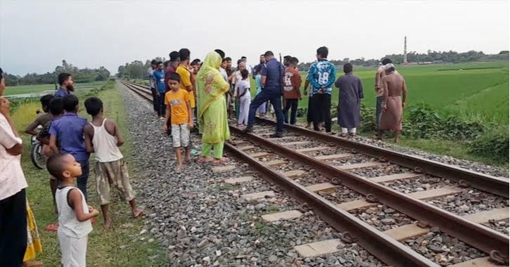 রেললাইনে বসে মাদক সেবন, ঠাকুরগাঁওয়ে ট্রেনে কাটা পড়ল যুবক