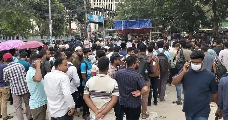 নিয়োগপত্রের দাবিতে প্রাথমিকের সুপারিশপ্রাপ্ত শিক্ষকদের শাহবাগে অবস্থান