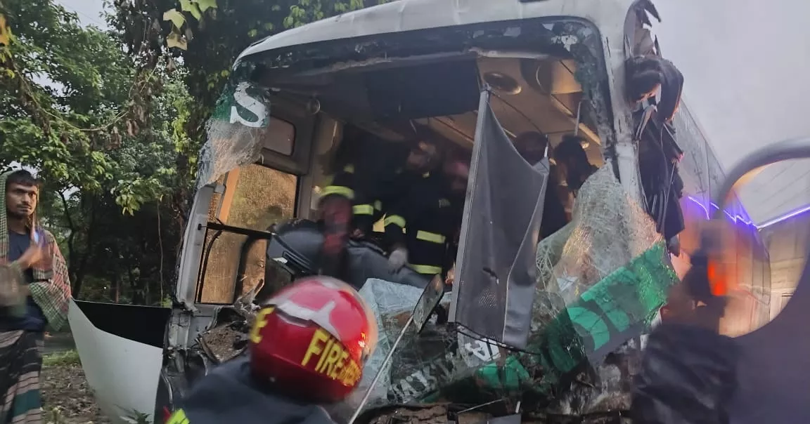 ফেনীতে ট্রাকে বাসের ধাক্কায় নিহত ২