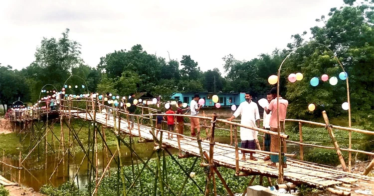 সুনামগঞ্জের গ্রামবাসীর উদ্যোগে নদীর ওপর বাঁশের সেতু নির্মাণ
