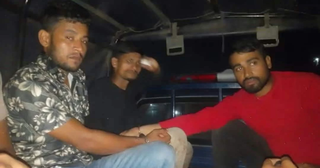 চাঁদাবাজির অভিযোগে খুলনায় পিস্তল-ককটেলসহ ৩ সন্ত্রাসী গ্রেপ্তার