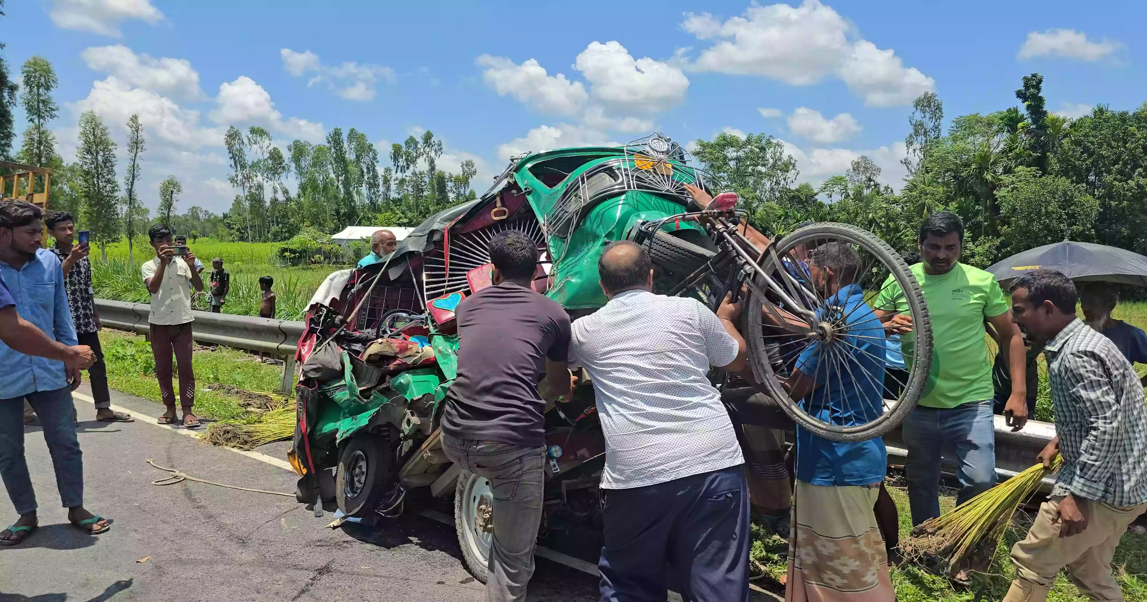 কুড়িগ্রামে ট্রাকের ধাক্কায় অটোরিকশার এক আরোহী নিহত, আহত ৪