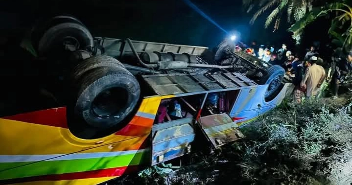 ফরিদপুরে বরযাত্রীর বাস উল্টে খাদে, আহত ৩০