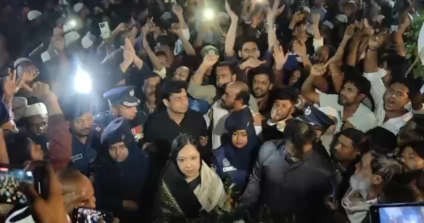 বাধার মুখে শহিদ মিনারে শ্রদ্ধা জানাতে পারলেন না রুমিন ফারহানা, মহাসড়ক অবরোধ