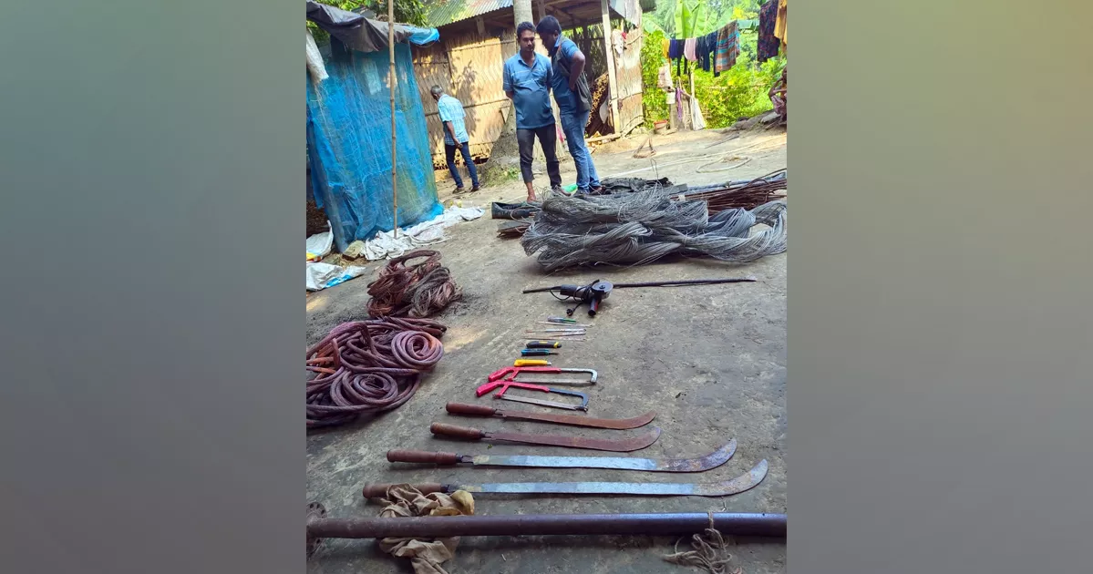 নড়াইলে রেললাইন ও পল্লী বিদ্যুতের চোরাই তামার তার জব্দ, আটক ২