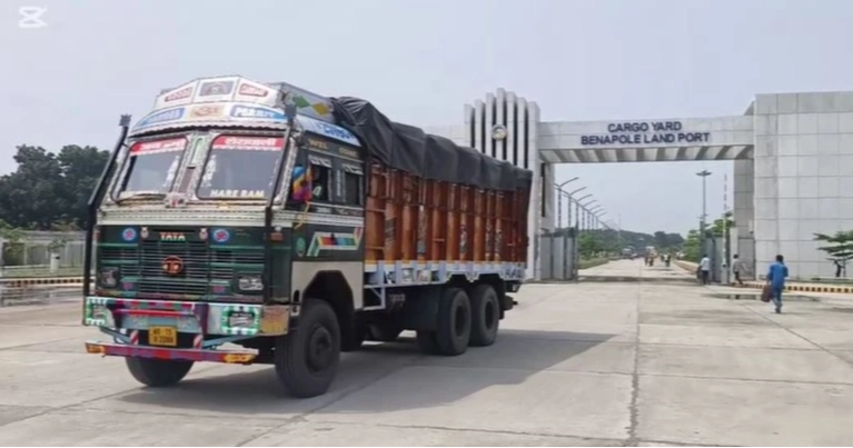 বেনাপোল দিয়ে ৬০ টন পেঁয়াজ আমদানি, বাজারে কমছে দাম