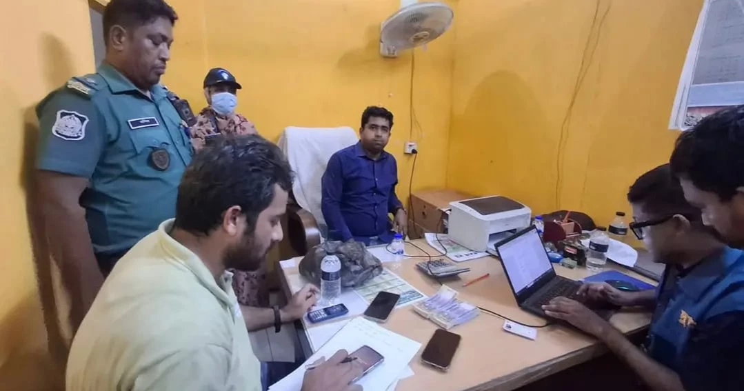 ঘুষ নেওয়ার সময় দুদকের অভিযানে সাব-রেজিস্ট্রারসহ আটক ৩