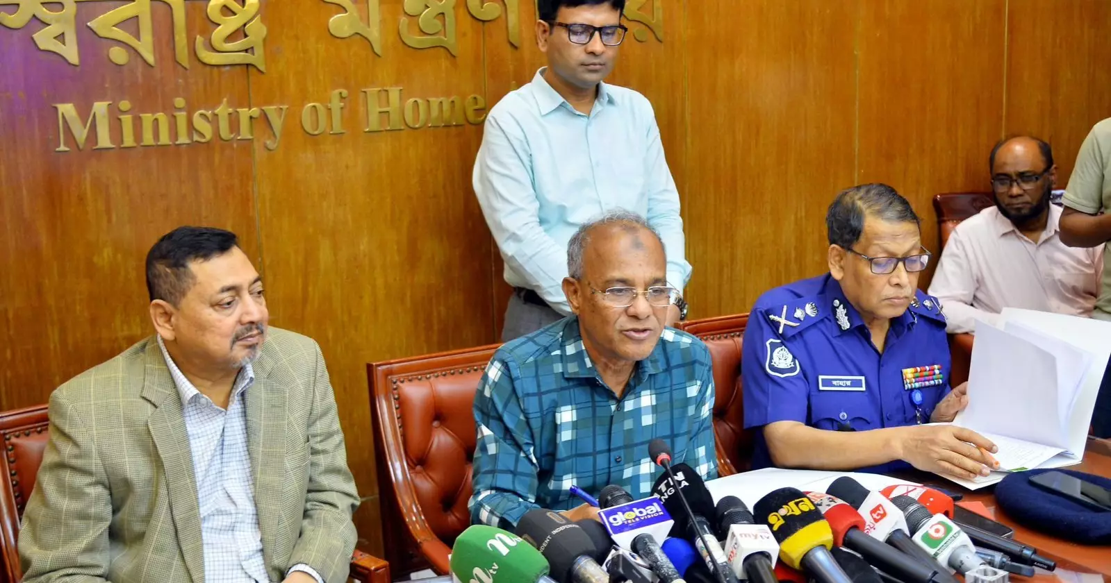 এক ব্যক্তির নামে অনুমোদিত সিমের সংখ্যা কমিয়ে আনা হবে: স্বরাষ্ট্র উপদেষ্টা