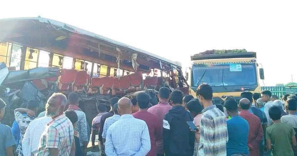 রংপুরে দাঁড়িয়ে থাকা ট্রাকে বাসের ধাক্কা, নিহত ৩