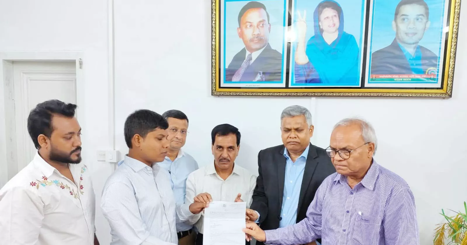 শাকিলের সংগ্রামের গল্প শুনে ৭ দিনেই চাকরি দিলেন প্রধানমন্ত্রী