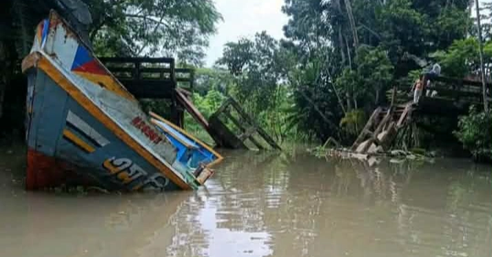 জাহাজের ধাক্কায় সেতু ভেঙে বিপাকে ঝালকাঠির তিন উপজেলার মানুষ