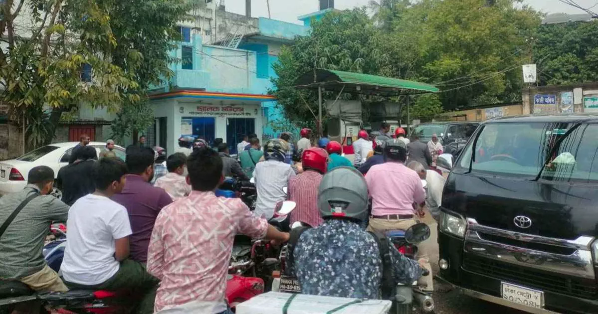 রংপুরে জ্বালানি তেলের তীব্র সংকট, ভোগান্তিতে চালকরা