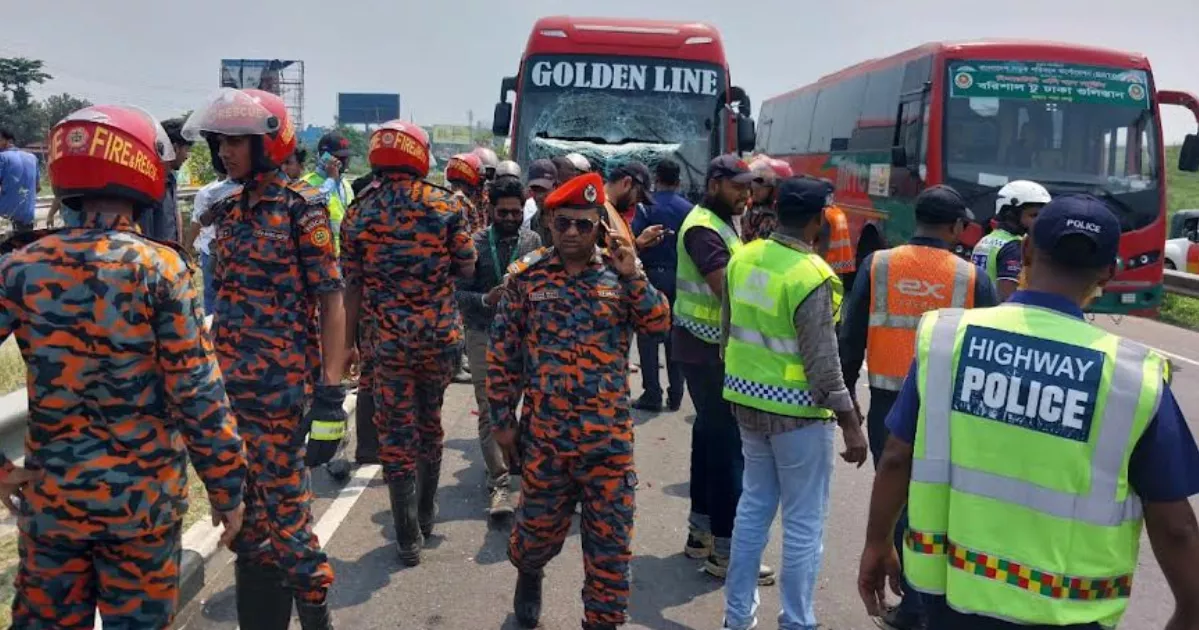 মাওয়া এক্সপ্রেসওয়েতে বাসের ধাক্কায় অ্যাম্বুলেন্স আরোহীসহ নিহত ৫