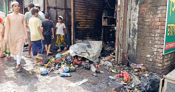 নারায়ণগঞ্জ হকার্স মার্কেটে অগ্নিকাণ্ড, পুড়ে গেছে ৩০ দোকান, আহত ৫