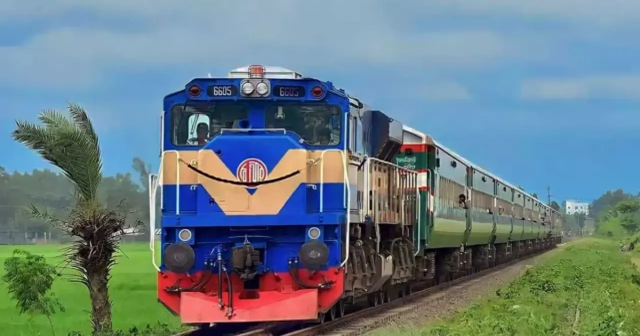 চুয়াডাঙ্গায় ট্রেনের বগি লাইনচ্যুত, খুলনার সঙ্গে সারা দেশের রেল যোগাযোগ বন্ধ