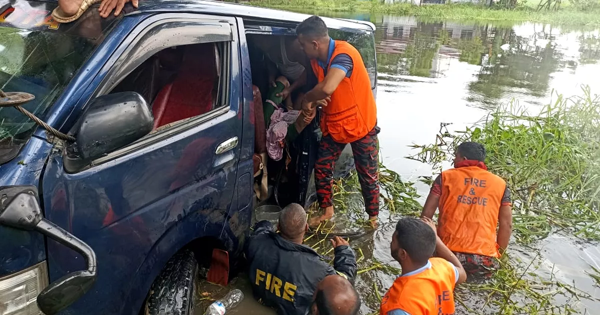 নোয়াখালীতে মাইক্রোবাস খালে পড়ে এক পরিবারের ৭ জন নিহত