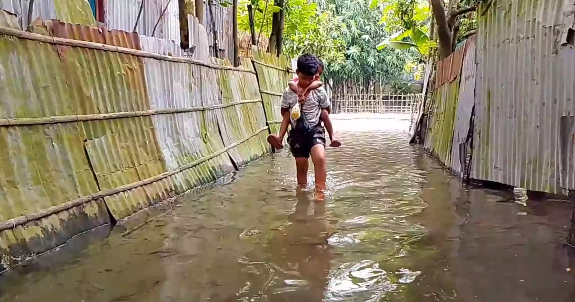 লালমনিরহাটে তিস্তার পানি নামলেও কাটেনি দুর্ভোগ, নদীভাঙনের আশঙ্কা