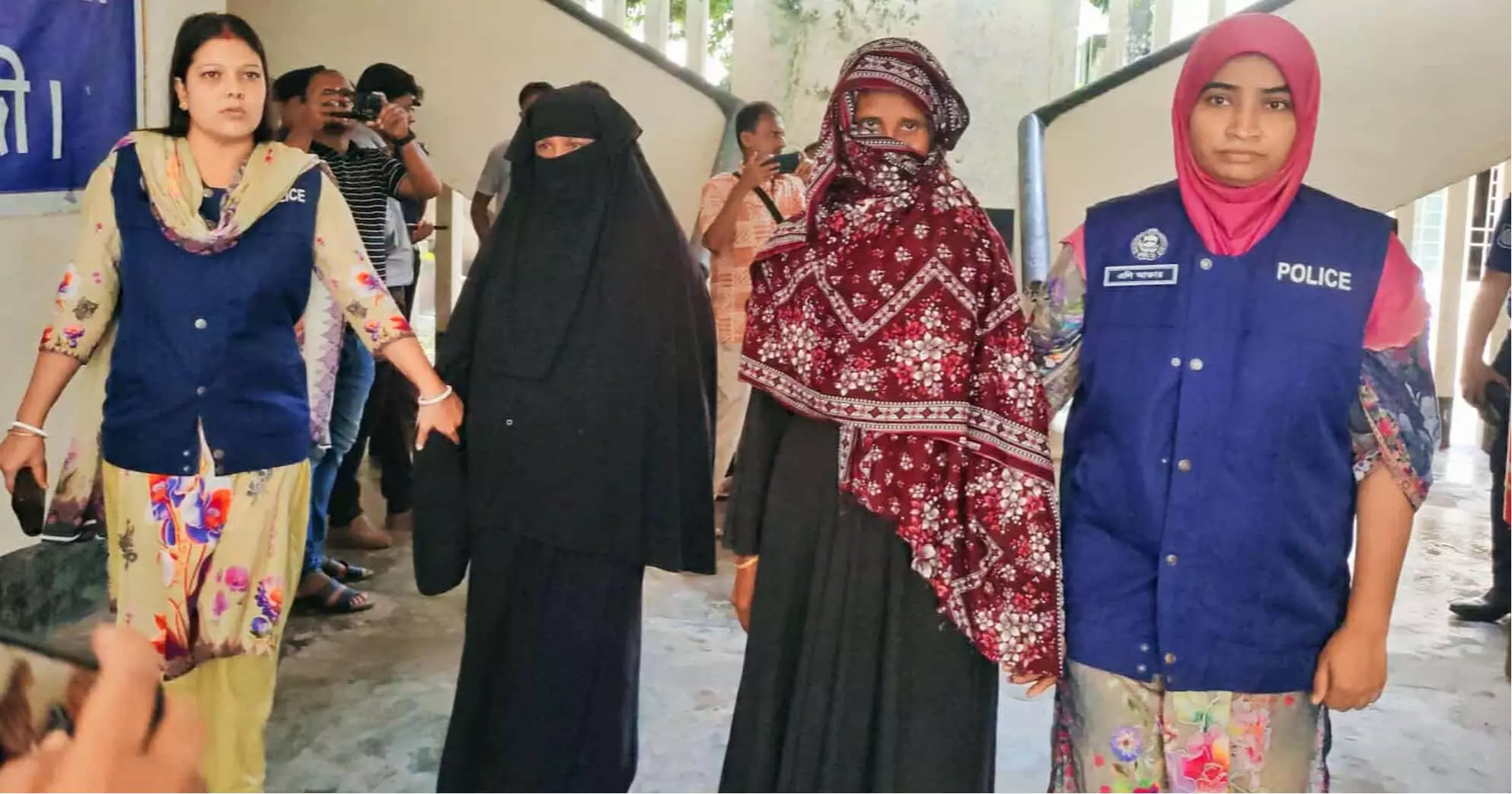 নরসিংদীতে অস্ত্র-গোলাবারুদসহ দুই নারী গ্রেপ্তার