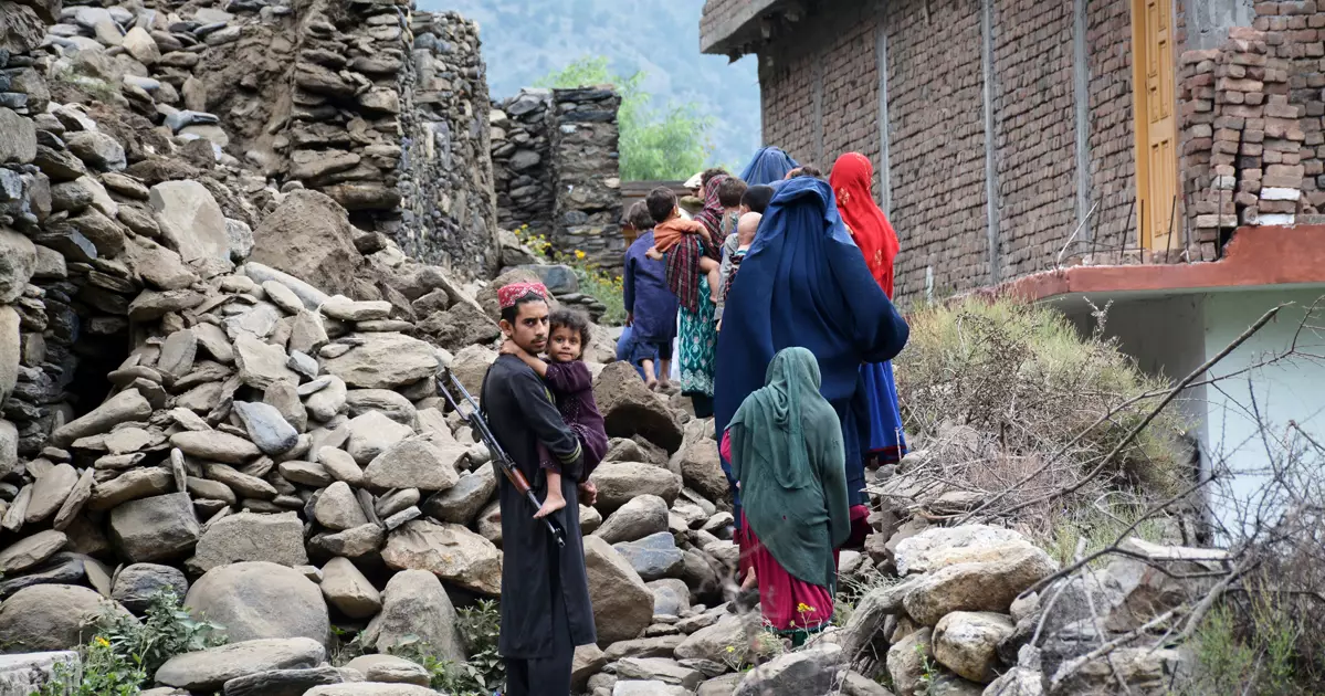আফগানিস্তানে ভূমিকম্প: নিহতের সংখ্যা বেড়ে ৯০০, আহত ৩ হাজারের বেশি