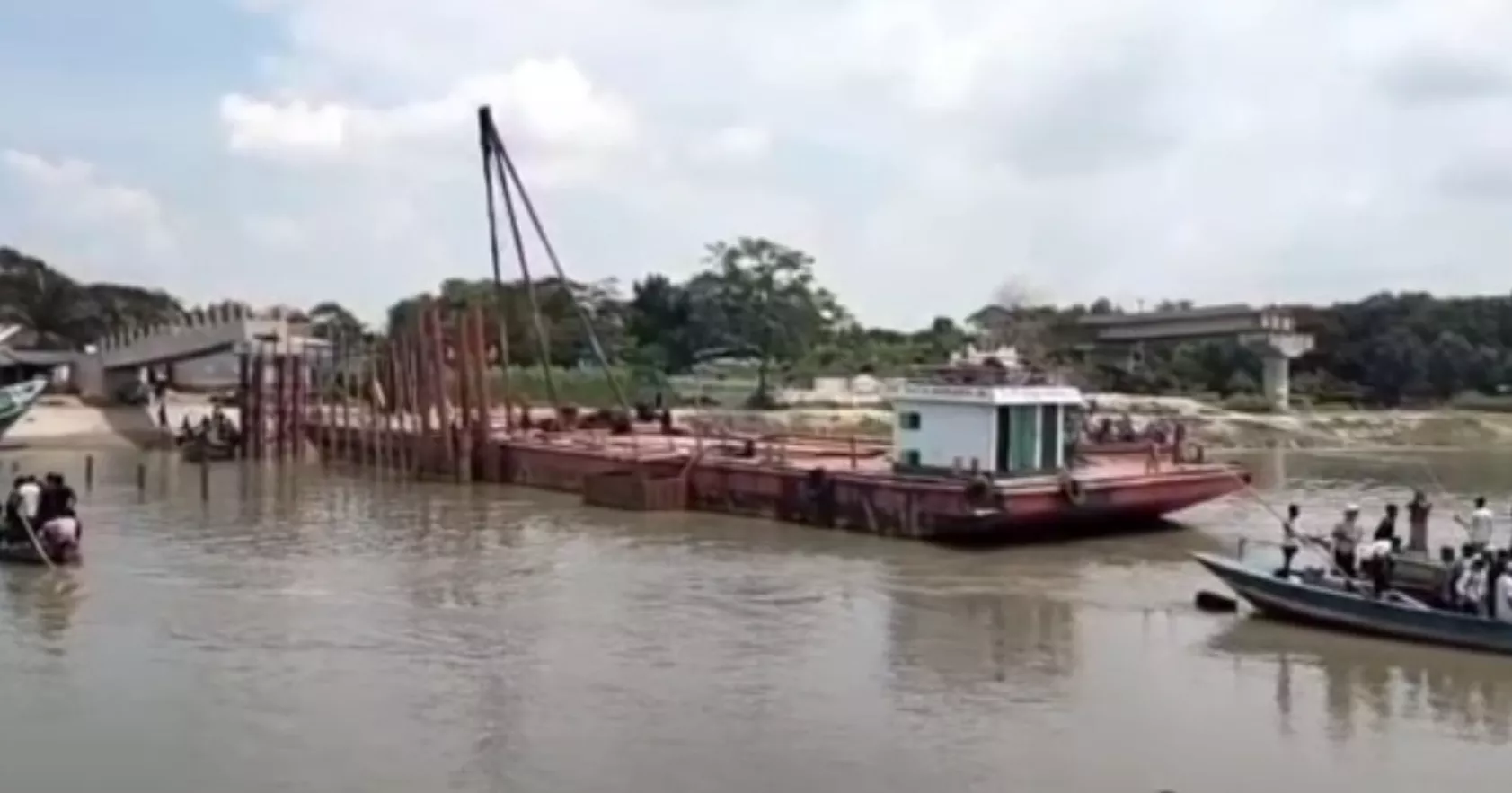 শরীয়তপুরে বাল্কহেডের ধাক্কায় ভাঙল সেতু