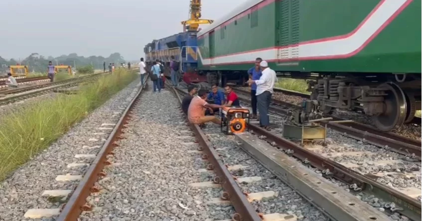 ভাঙ্গায় লাইনচ্যুত ট্রেন, ১২ ঘণ্টা ধরে বন্ধ দক্ষিণাঞ্চলের রেল চলাচল