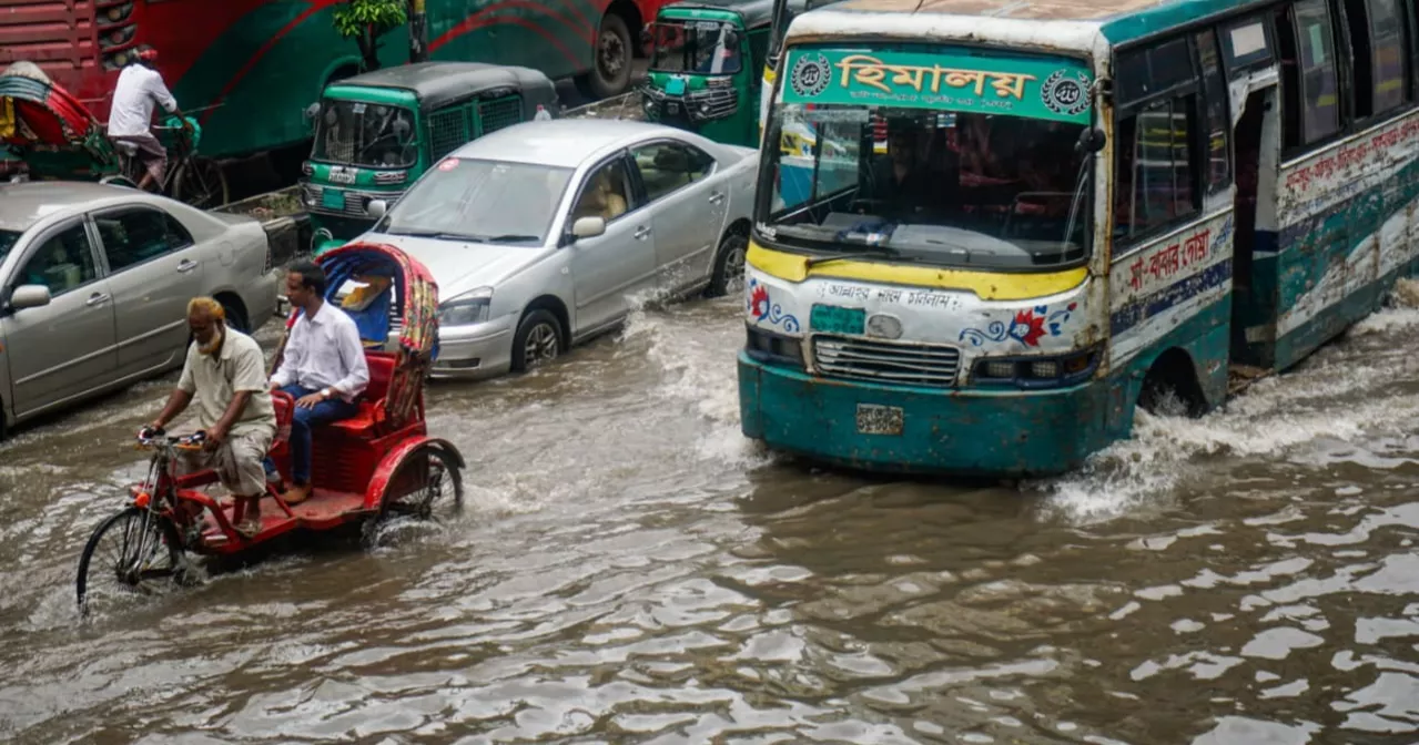 রাজধানীতে ১২ ঘণ্টায় ১০৭ মি.মি. বৃষ্টি, জলাবদ্ধতায় চরম ভোগান্তি