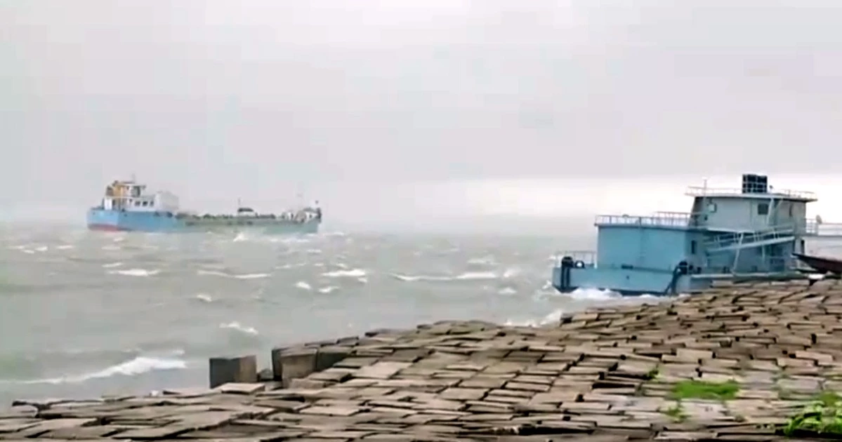 মেঘনায় ঝড়ের কবলে সি-ট্রাক, অল্পের জন্য রক্ষা পেল ৫ শতাধিক যাত্রী