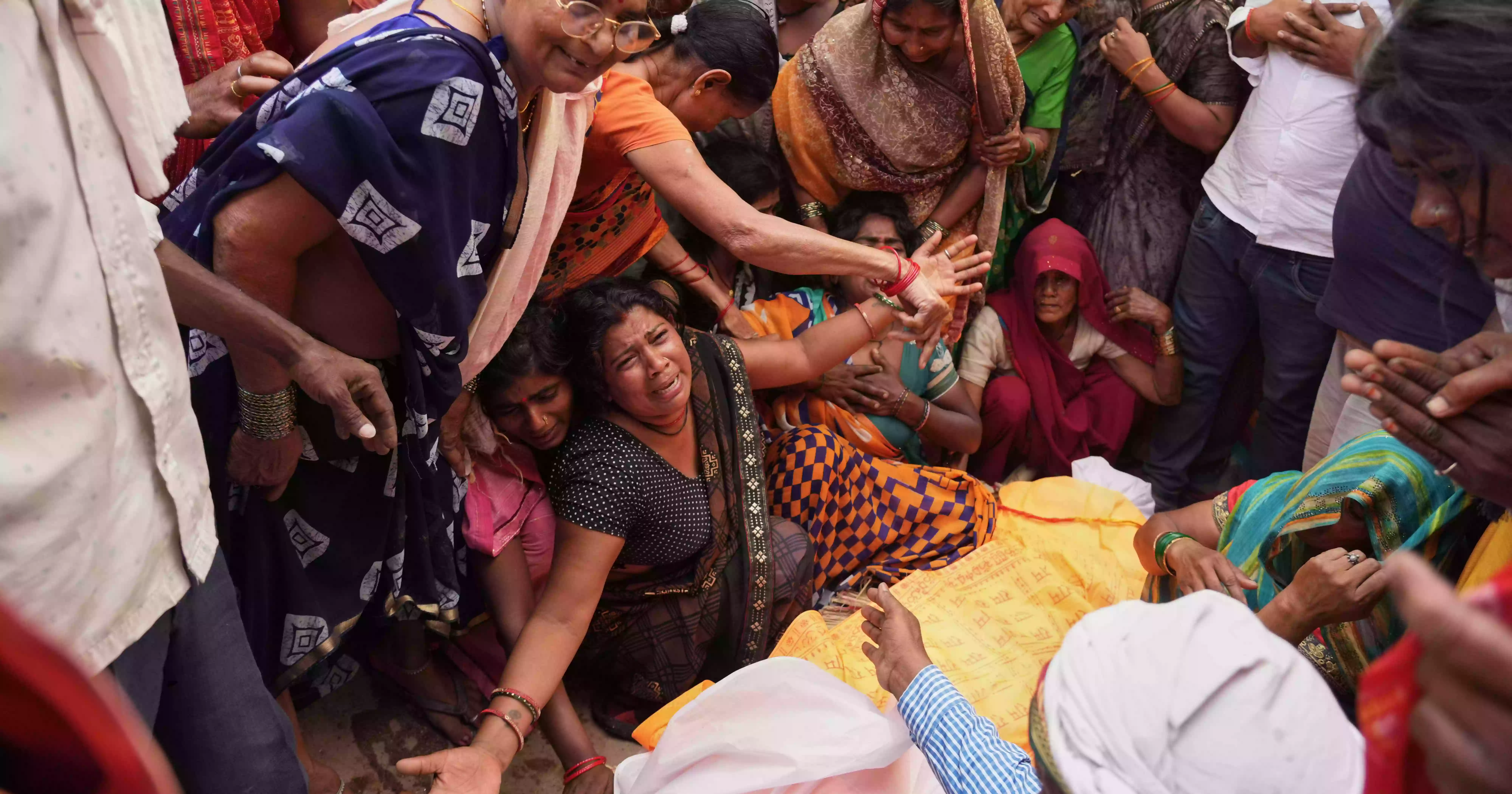 ভারতের উত্তরপ্রদেশে ধূলিঝড় ও বজ্রপাতে ৯৬ জন নিহত