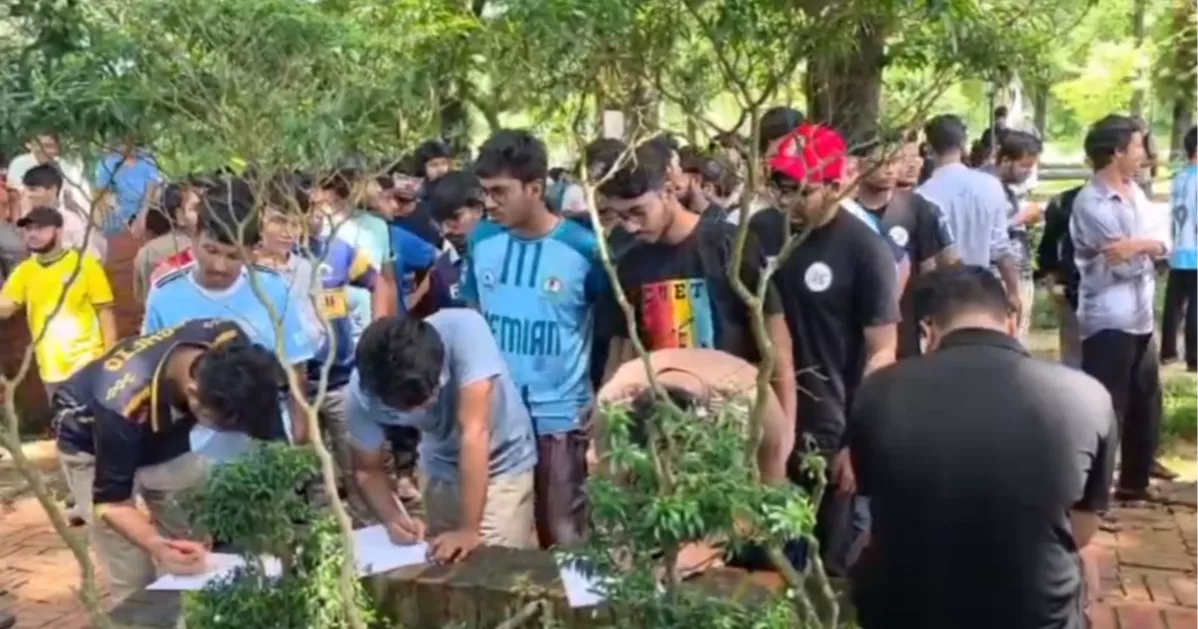 চুয়েটে কমপ্লিট শাটডাউনের দ্বিতীয় দিনে গণস্বাক্ষর চলছে