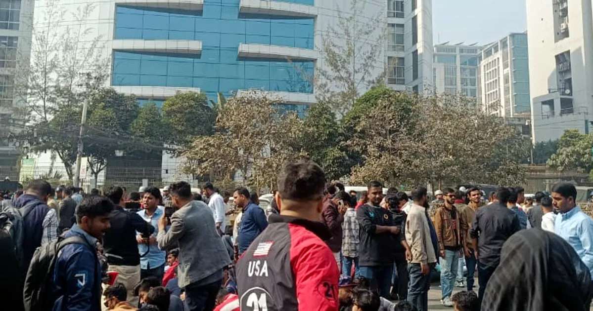 পক্ষপাতসহ তিন অভিযোগে নির্বাচন ভবনের সামনে ছাত্রদলের অবস্থান