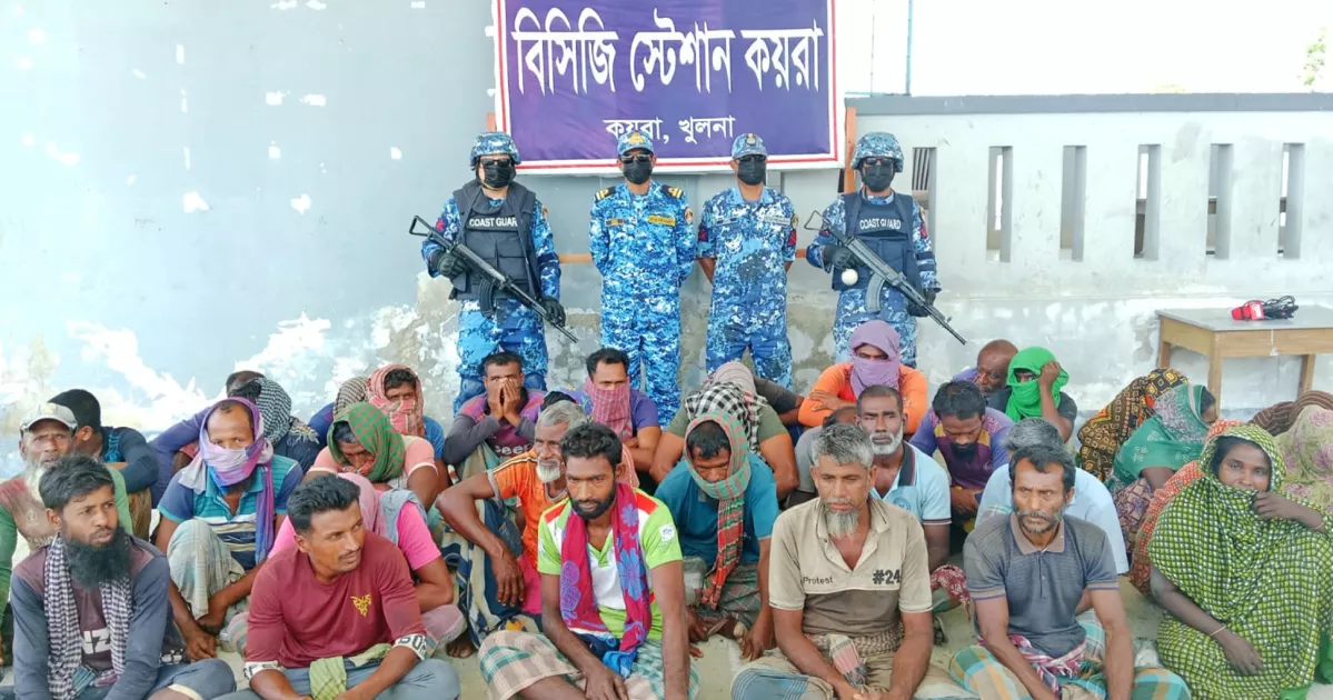 সুন্দরবনে ডাকাতদের আস্তানা থেকে অপহৃত ৬ নারীসহ ৩৩ জেলে উদ্ধার