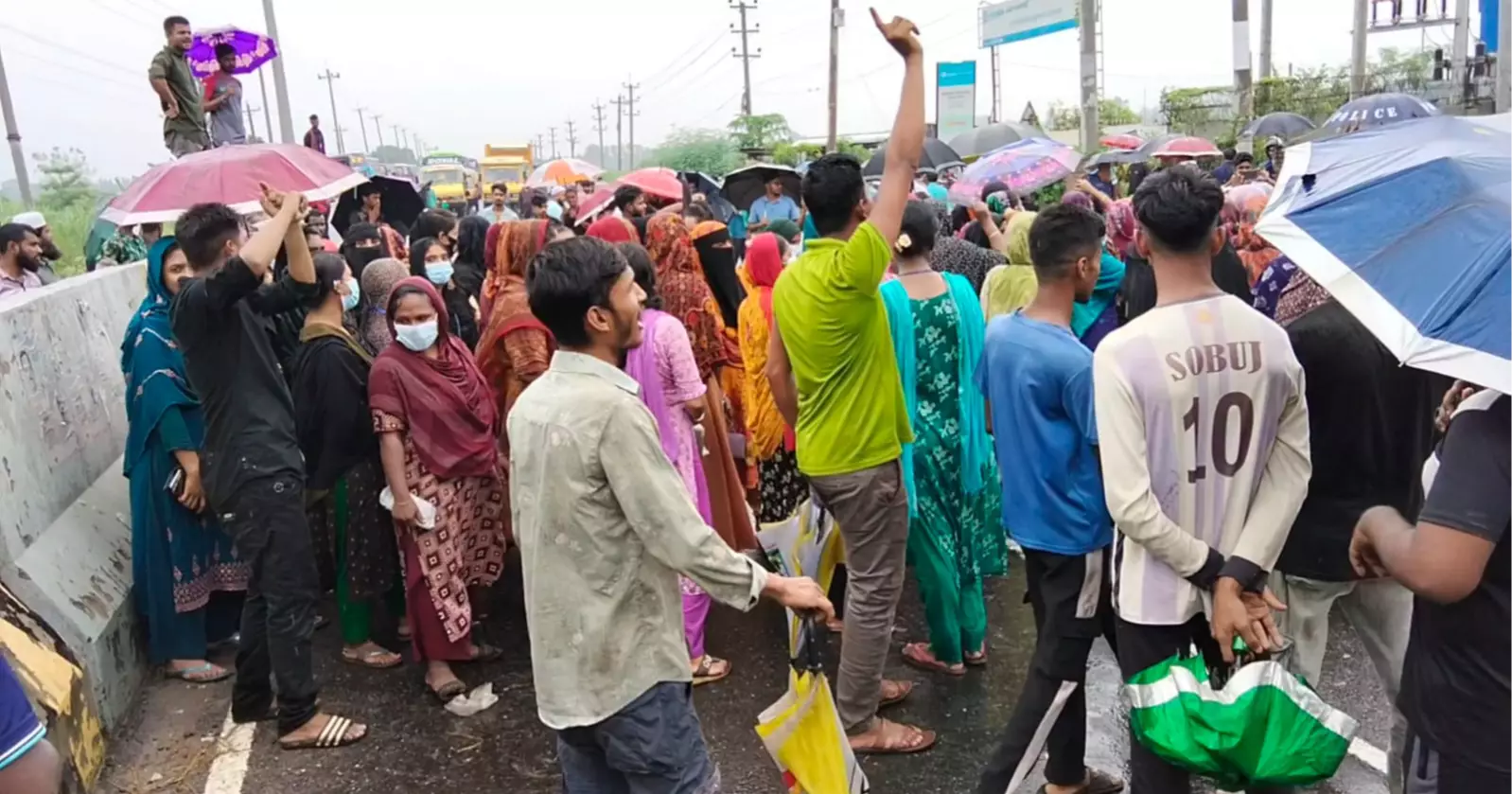 মানিকগঞ্জে বেতন-ভাতার দাবিতে মহাসড়ক অবরোধ শ্রমিকদের, ফেরিঘাটমুখী যাত্রীদের দুর্ভোগ
