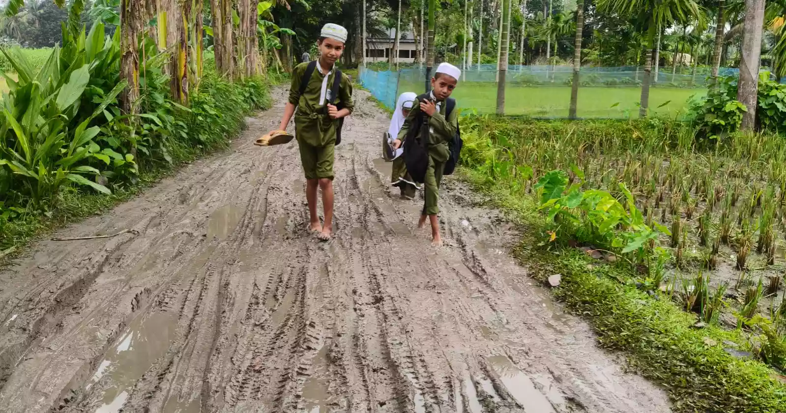 স্বাধীনতার ৫৫ বছরেও পাকা হয়নি রাস্তা, ভোগান্তিতে কয়েক গ্রামের মানুষ