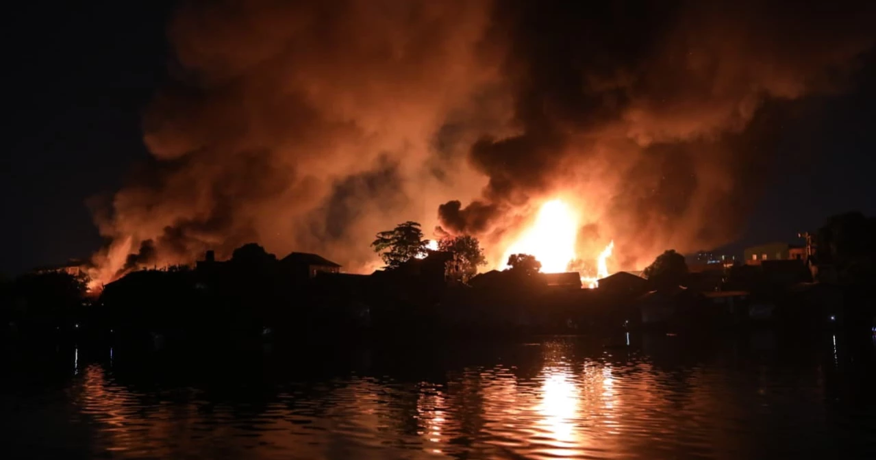 ১৬ ঘণ্টা পর নিভেছে কড়াইল বস্তির আগুন
