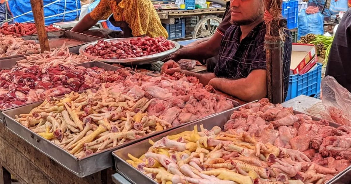 মুরগির দাম বেড়েছে, গিলা-কলিজায় সাধ মেটাচ্ছেন খুলনার নিম্ন আয়ের মানুষেরা