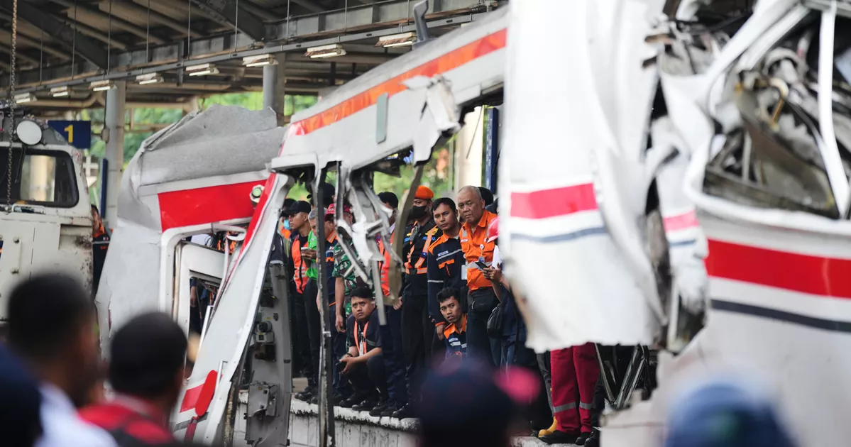 ইন্দোনেশিয়ায় ট্রেন দুর্ঘটনায় নিহত ১৪