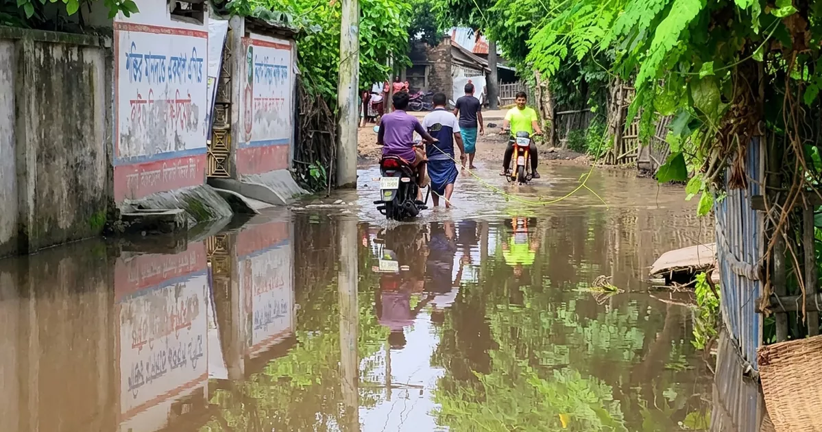 চাঁপাইনবাবগঞ্জে গ্রামীণ সড়ক বেহাল, দুর্ভোগে কয়েক গ্রামের মানুষ